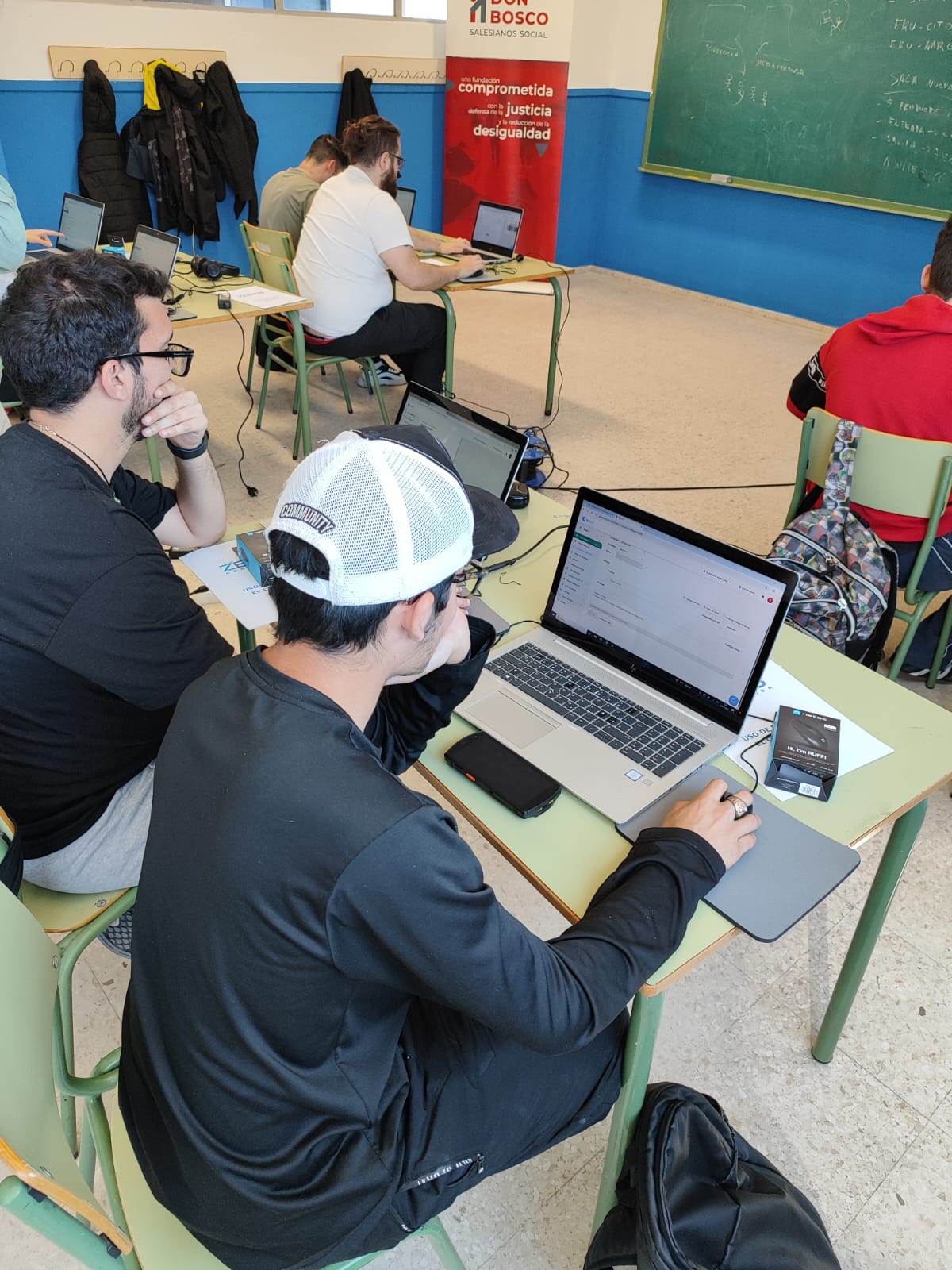 Participantes en el itinerario Preparación de pedidos y manipulación de cargas con carretillas elevadoras