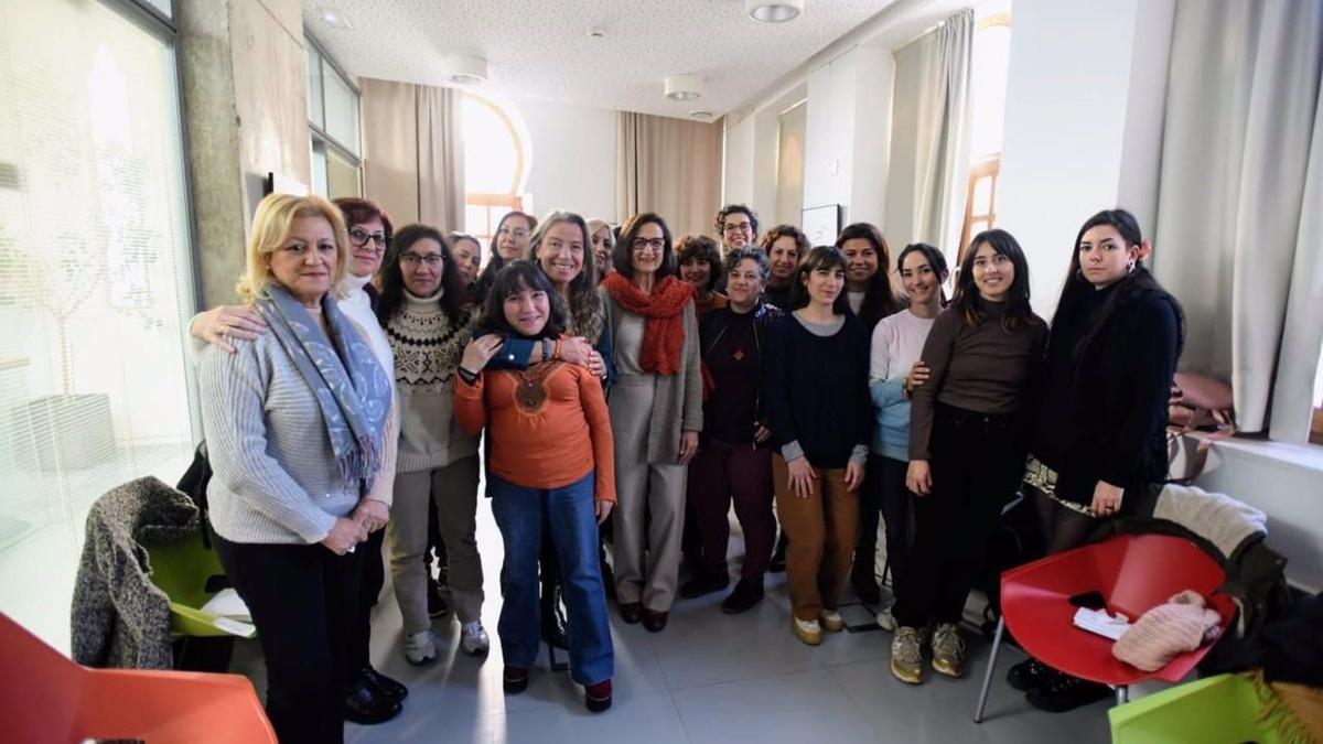 Albás con las participantes en el taller sobre igualdad