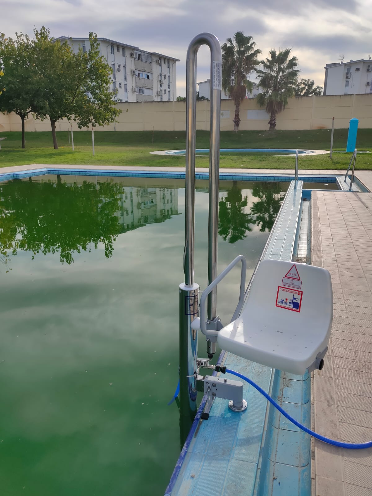 Grua piscina Marbella 1